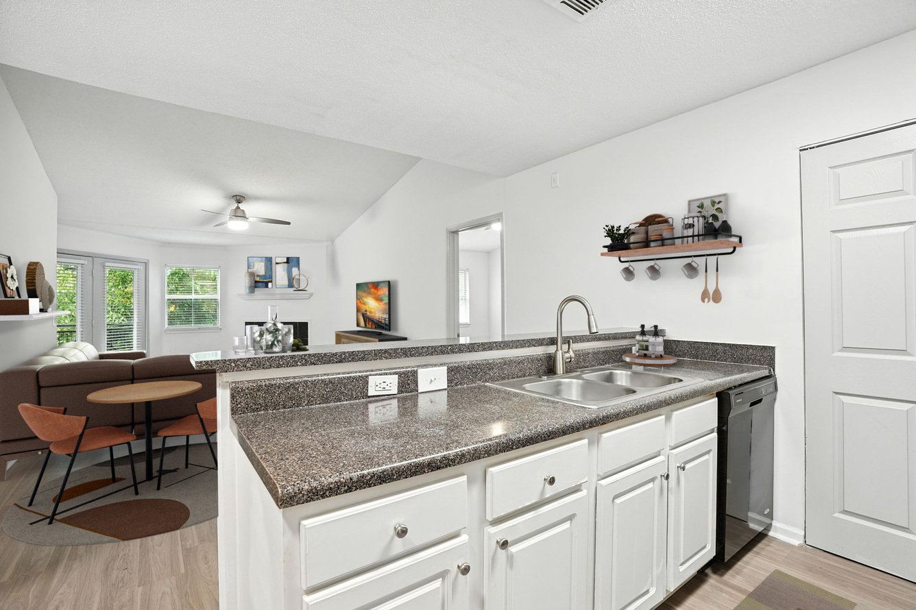 Aventura Oak Mountain kitchen in partially renovated unit - Birmingham, AL